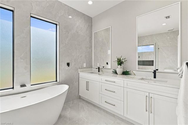 516 NW 35th PL, Cape Coral, FL 33993