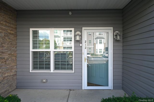 212 Clubhouse Circle 212, Melville, NY 11747