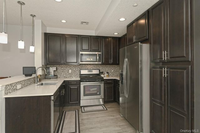 212 Clubhouse Circle 212, Melville, NY 11747