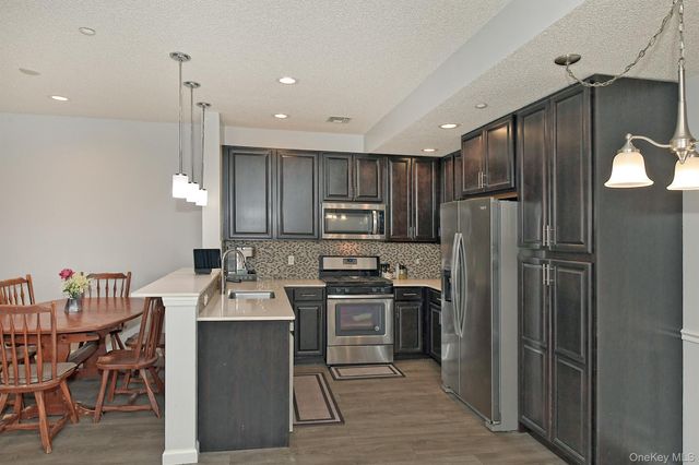212 Clubhouse Circle 212, Melville, NY 11747