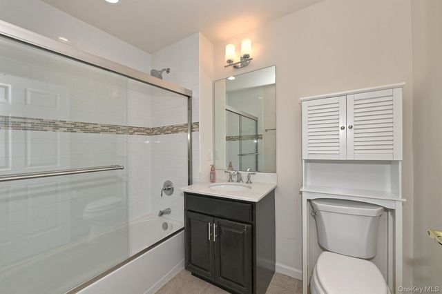 212 Clubhouse Circle 212, Melville, NY 11747