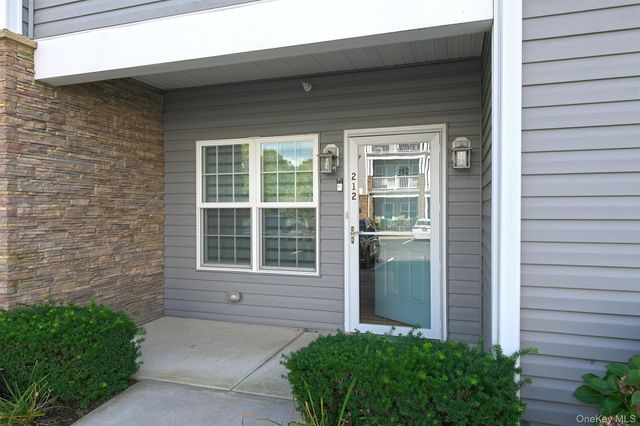 212 Clubhouse Circle 212, Melville, NY 11747