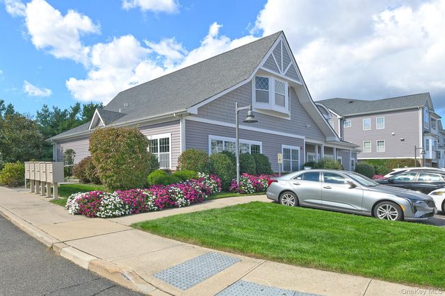 212 Clubhouse Circle 212, Melville, NY 11747