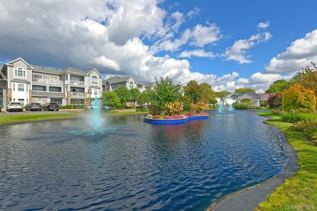 212 Clubhouse Circle 212, Melville, NY 11747