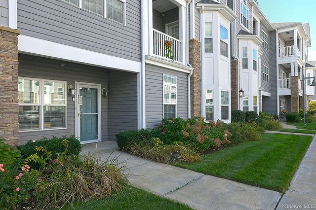 212 Clubhouse Circle 212, Melville, NY 11747