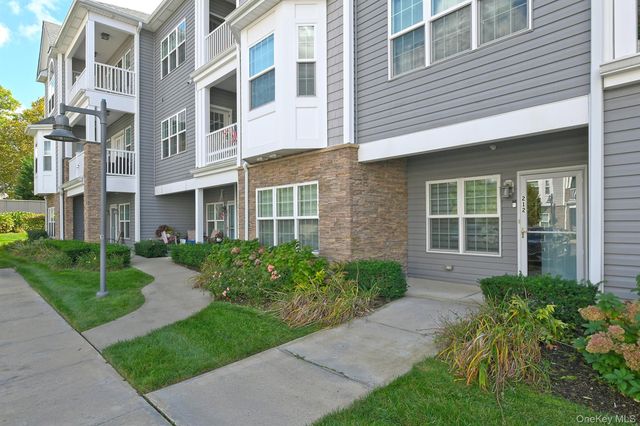212 Clubhouse Circle 212, Melville, NY 11747