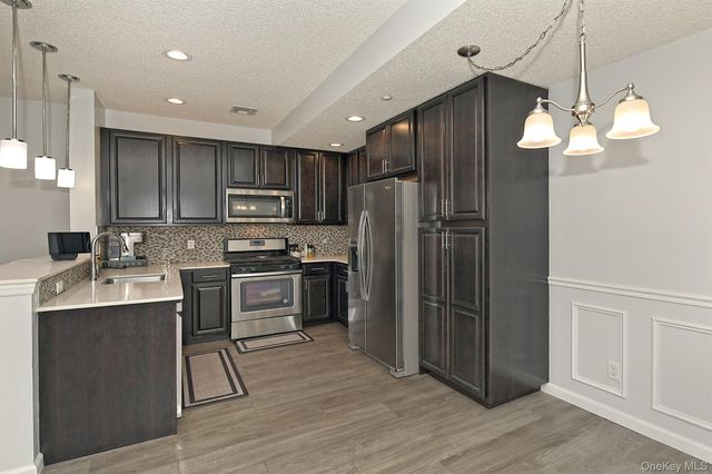 212 Clubhouse Circle 212, Melville, NY 11747