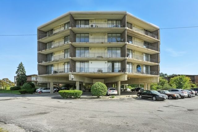 2304 Holiday Terrace 505, Lansing, IL 60438