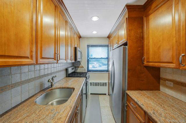 9137 153 Avenue 1, Lindenwood, NY 11414