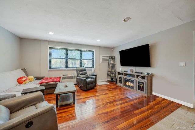 9137 153 Avenue 1, Lindenwood, NY 11414