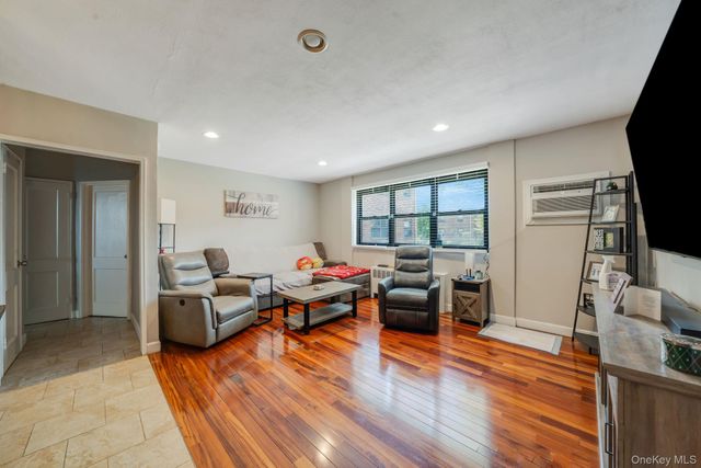 9137 153 Avenue 1, Lindenwood, NY 11414