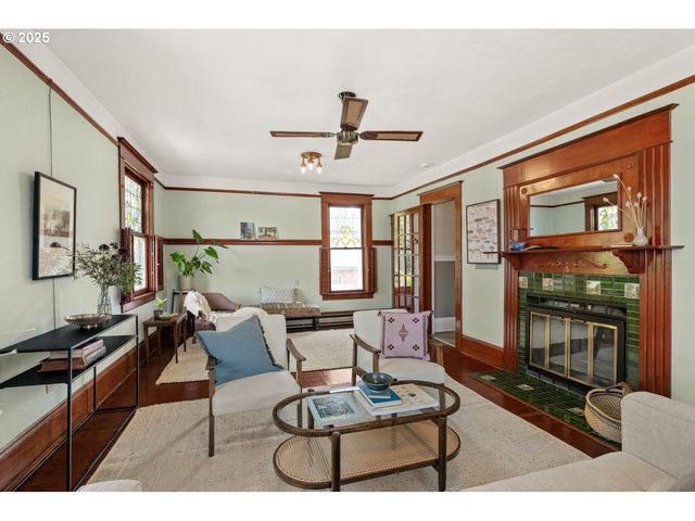 2220 Se SALMON St, Portland, OR 97214