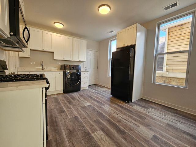 2216 W 21st Place 3F, Chicago, IL 60608