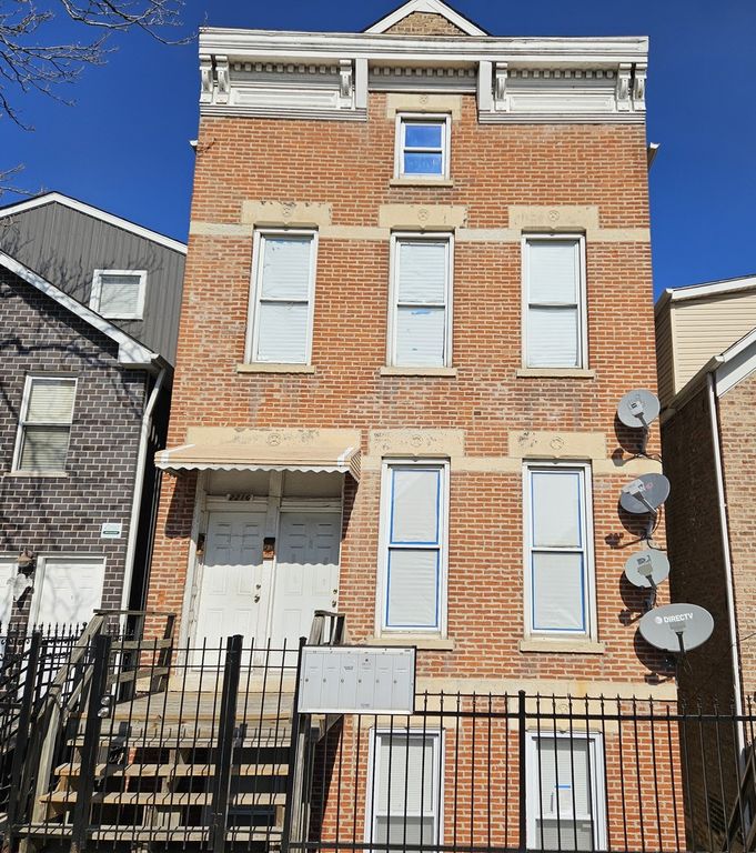2216 W 21st Place 3F, Chicago, IL 60608