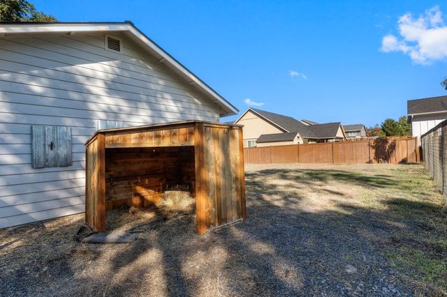 2765 W Antler Avenue, Redmond, OR 97756
