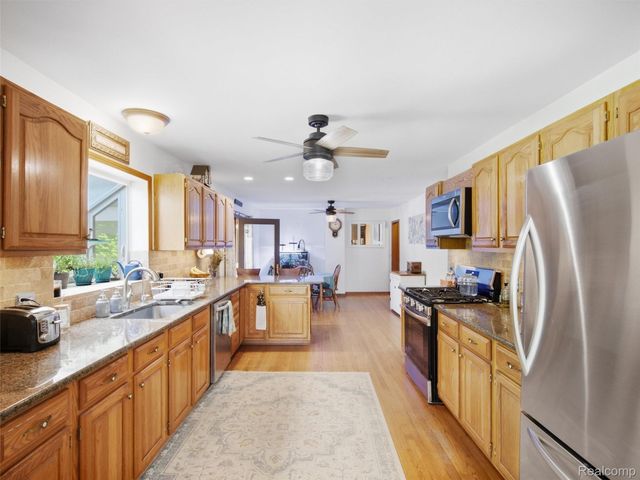 6501 Manchester Drive, White Lake Charter Township, MI 48383