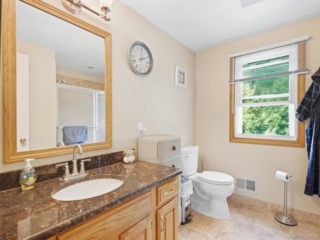 6501 Manchester Drive, White Lake Charter Township, MI 48383