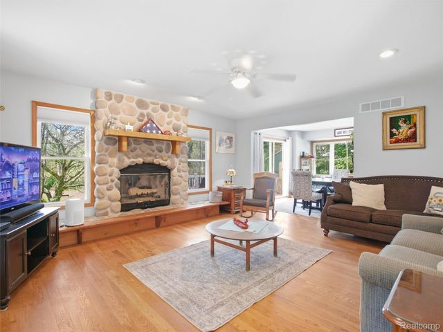 6501 Manchester Drive, White Lake Charter Township, MI 48383