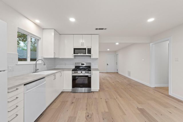 902 Warrington DR, Austin, TX 78753