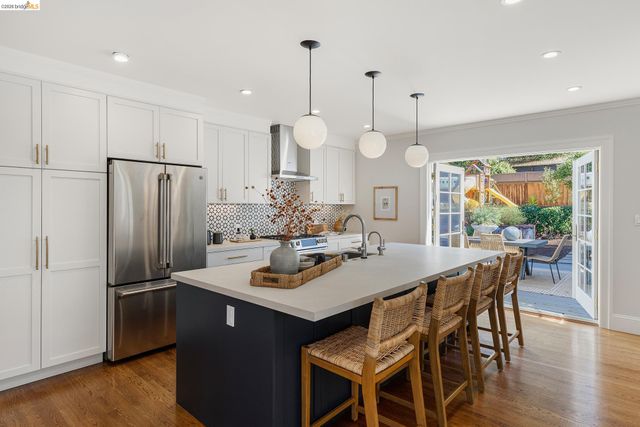 5529 Snake Rd, Oakland, CA 94611