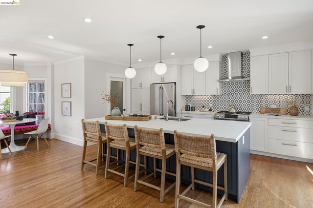 5529 Snake Rd, Oakland, CA 94611