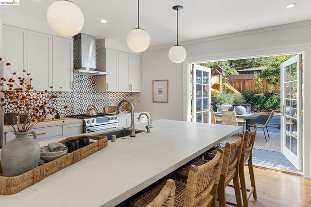 5529 Snake Rd, Oakland, CA 94611
