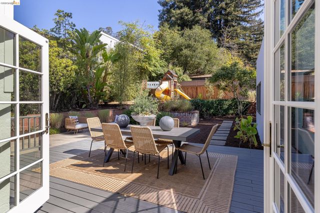 5529 Snake Rd, Oakland, CA 94611