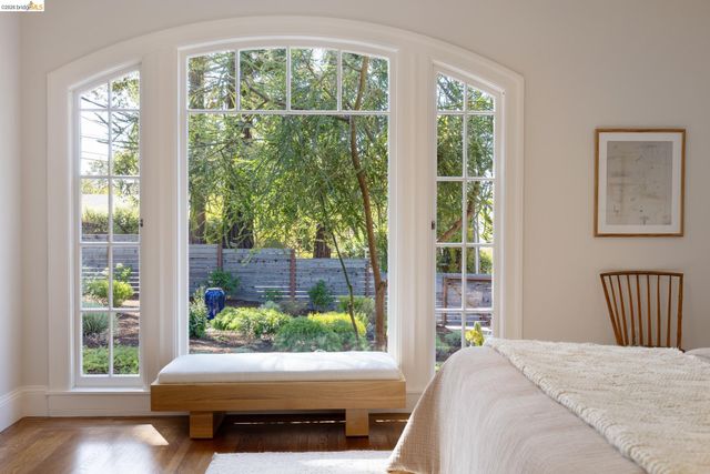 5529 Snake Rd, Oakland, CA 94611