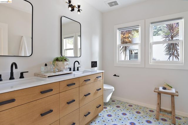 5529 Snake Rd, Oakland, CA 94611