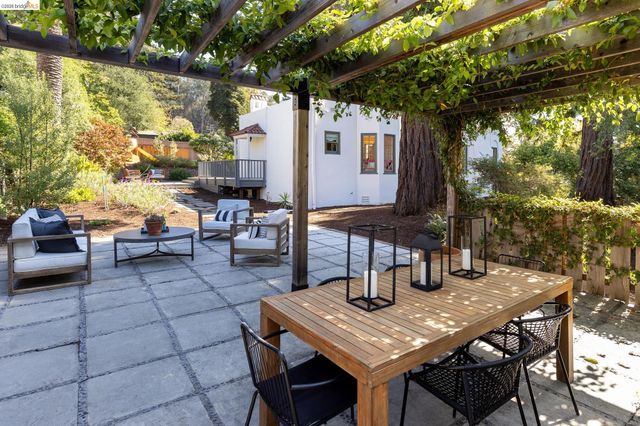 5529 Snake Rd, Oakland, CA 94611