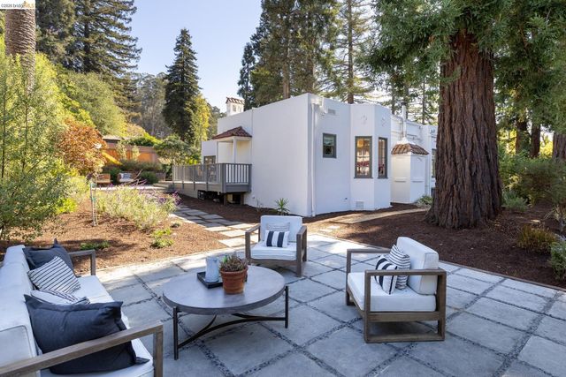 5529 Snake Rd, Oakland, CA 94611