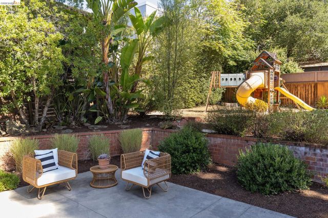 5529 Snake Rd, Oakland, CA 94611