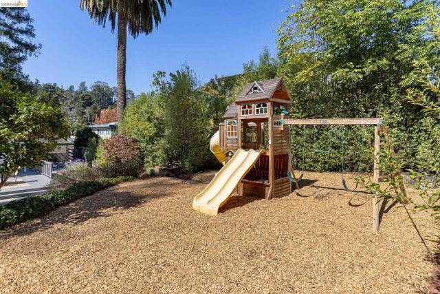 5529 Snake Rd, Oakland, CA 94611