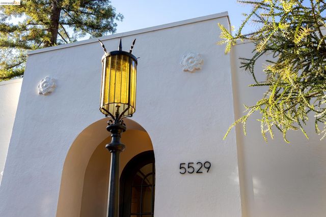 5529 Snake Rd, Oakland, CA 94611