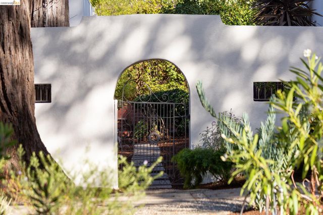 5529 Snake Rd, Oakland, CA 94611