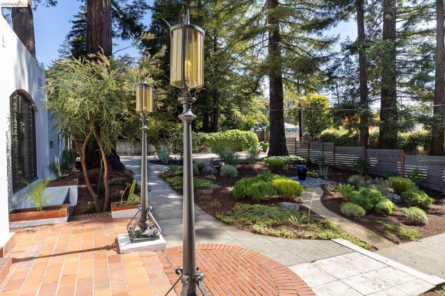 5529 Snake Rd, Oakland, CA 94611