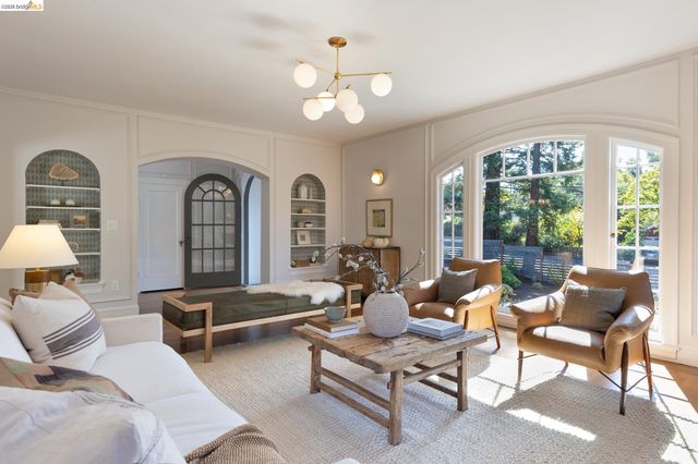 5529 Snake Rd, Oakland, CA 94611