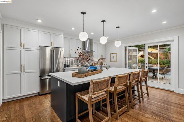 5529 Snake Rd, Oakland, CA 94611