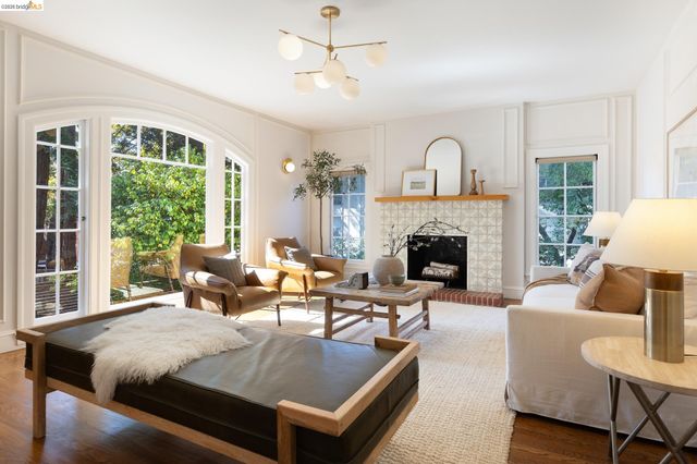 5529 Snake Rd, Oakland, CA 94611