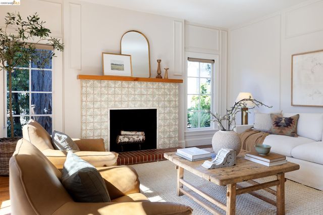 5529 Snake Rd, Oakland, CA 94611