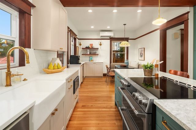 761 32nd Avenue, Seattle, WA 98122