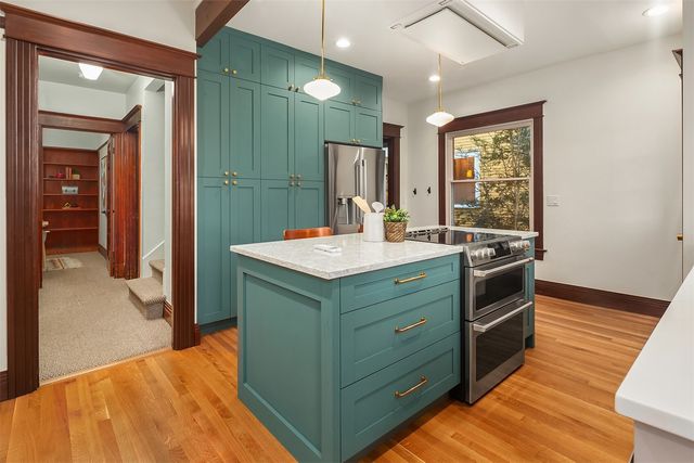 761 32nd Avenue, Seattle, WA 98122