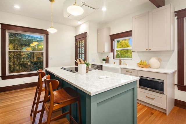 761 32nd Avenue, Seattle, WA 98122