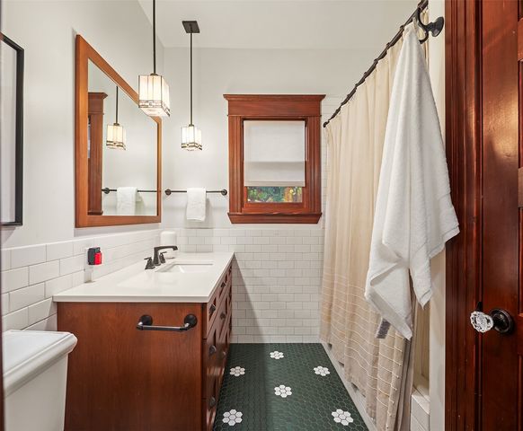 761 32nd Avenue, Seattle, WA 98122