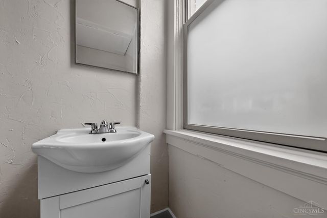 3223 Montana Avenue, Cincinnati, OH 45211