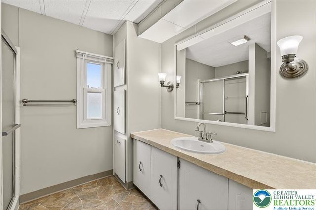 12 Revolutionary Road, Upper Mt Bethel Twp, PA 18343