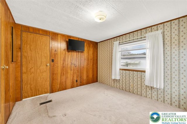 12 Revolutionary Road, Upper Mt Bethel Twp, PA 18343