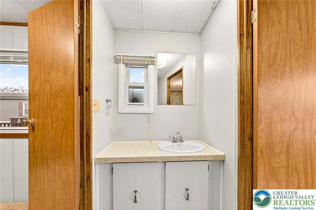 12 Revolutionary Road, Upper Mt Bethel Twp, PA 18343