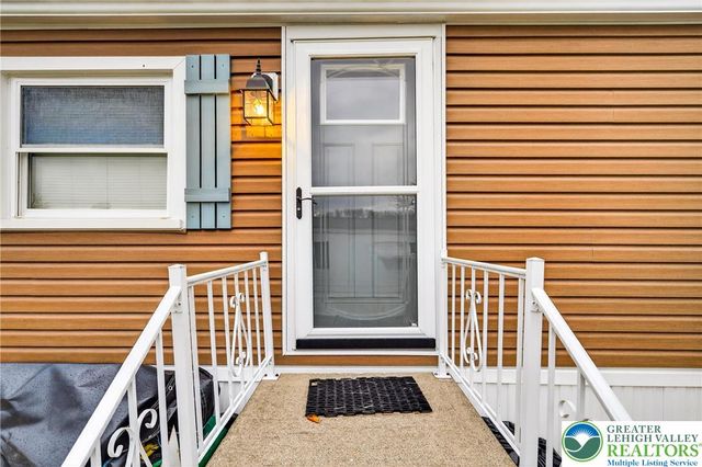 12 Revolutionary Road, Upper Mt Bethel Twp, PA 18343