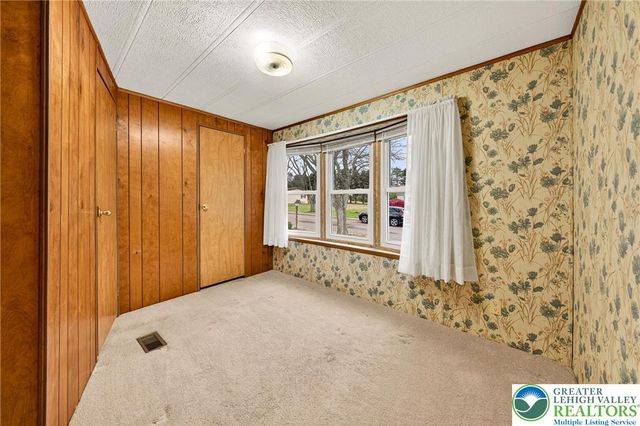 12 Revolutionary Road, Upper Mt Bethel Twp, PA 18343